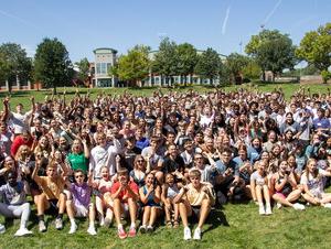 在一个阳光明媚的日子里，439名一年级学生聚集在泰勒公园合影.